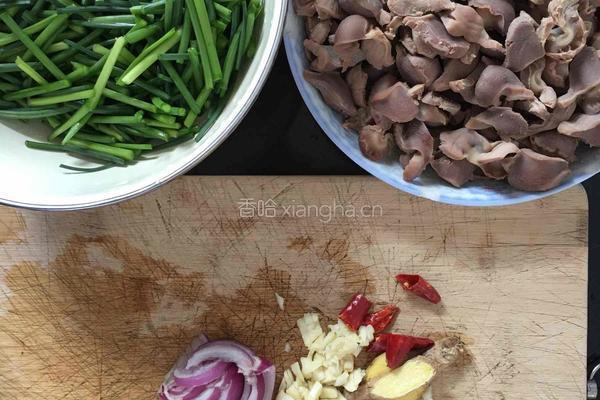 韭菜苔辣炒鸡胗的做法图解1