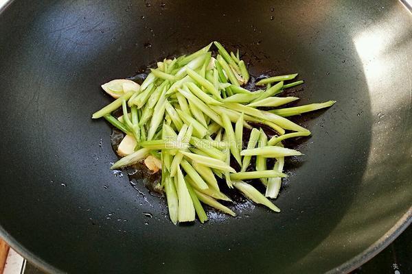 腐竹炒芹菜的做法图解5