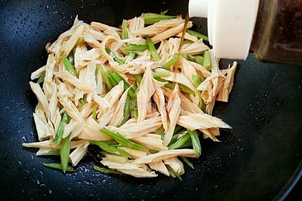 腐竹炒芹菜的做法图解7