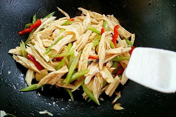 腐竹炒芹菜的做法图解9