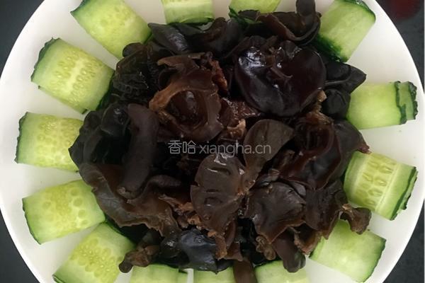 青瓜拌黑木耳的做法图解7