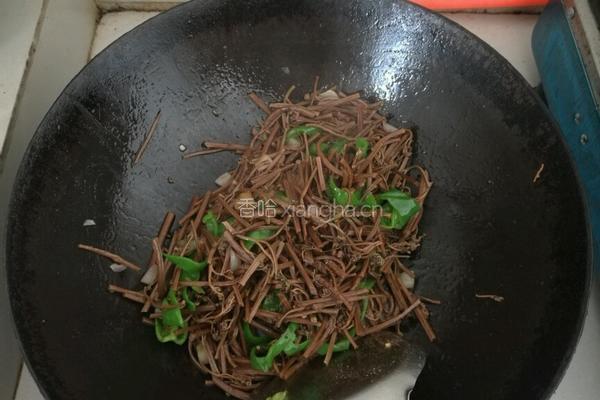 炒蕨菜的做法图解4
