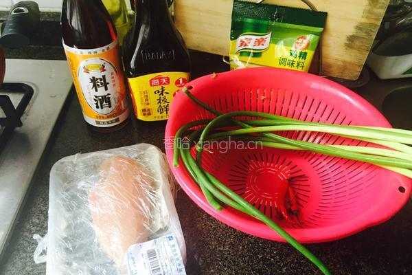 蒜苔炒鸡胸肉的做法图解1