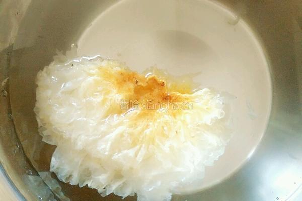 小熊电炖锅系列之枸杞银耳汤的做法图解1