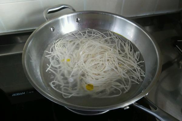 培根杂蔬炒面的做法图解2