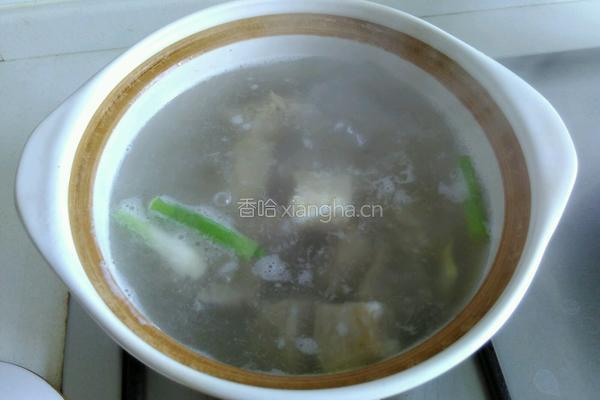 莴苣炖咸排骨的做法图解3