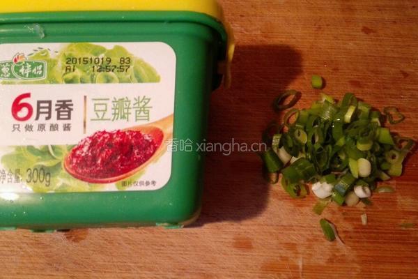 皮蛋什锦凉拌面的做法图解2