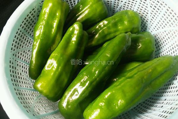 虎皮青椒的做法图解1
