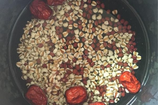 薏米红豆粥的做法图解2