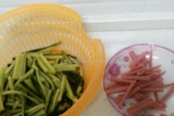 黄瓜炒火腿肠的做法图解1