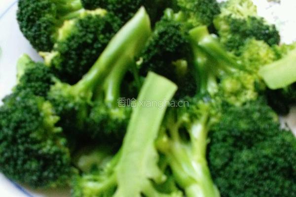 西兰花炒虾仁的做法图解1