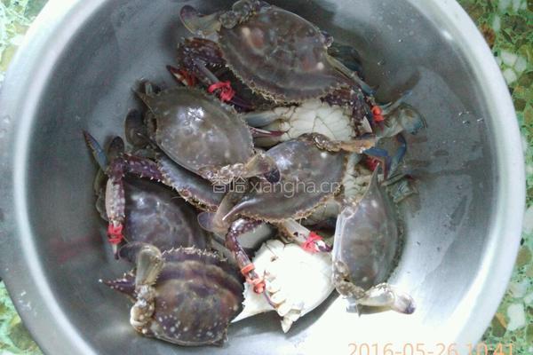 酱炒螃蟹的做法图解1