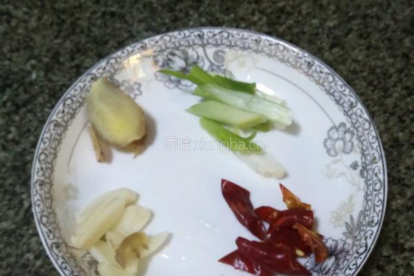 番茄玉米排骨汤的做法图解2