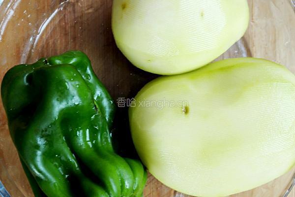 青椒炒土豆片的做法图解1