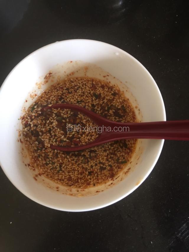 加入酱油，盐，鸡精，醋拌匀