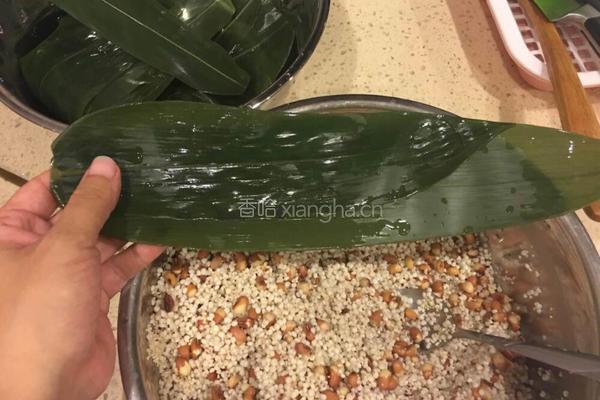 秫米(粘高粱)花豆粽子的做法图解5