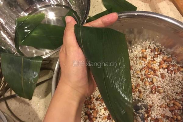 秫米(粘高粱)花豆粽子的做法图解12