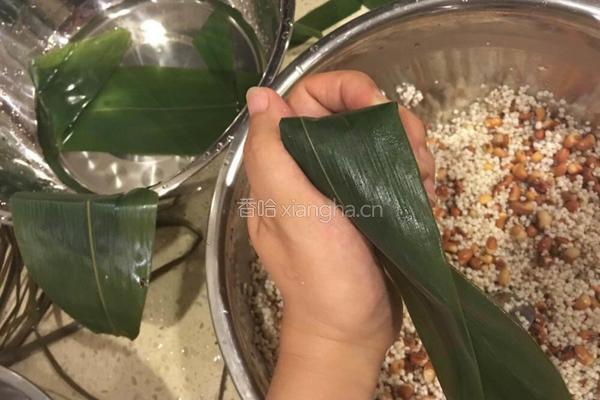 秫米(粘高粱)花豆粽子的做法图解13
