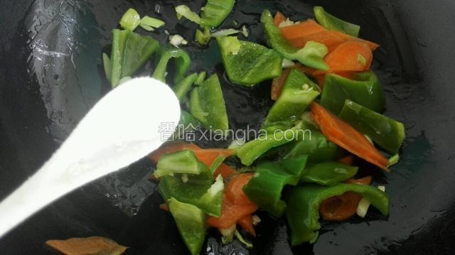 炒至断生放入少量白糖提味！