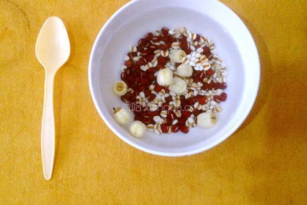 薏米红豆莲子粥的做法图解2