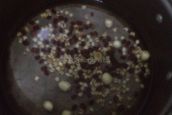 薏米红豆莲子粥的做法图解4