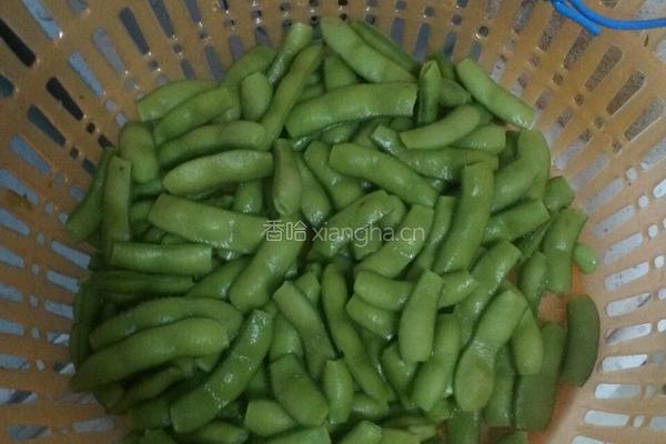 凉拌毛豆的做法图解1