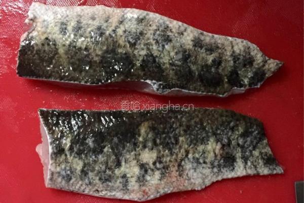 爆炒黑鱼片的做法图解2