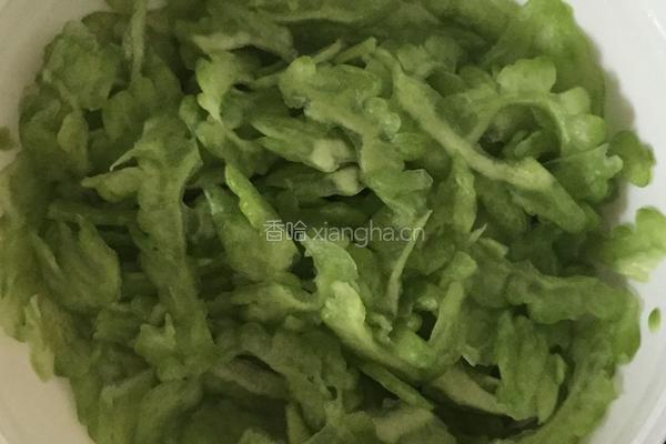 苦瓜炒肉的做法图解1
