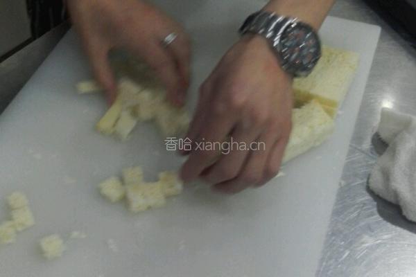 汤类菜肴配菜配 面包粒的做法图解1