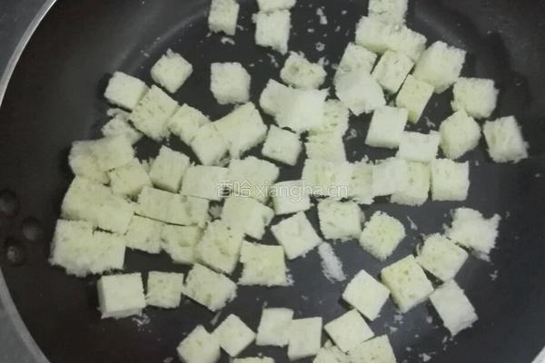 汤类菜肴配菜配 面包粒的做法图解3