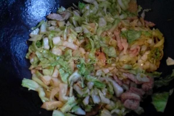 包菜肉丝焖饼的做法图解3