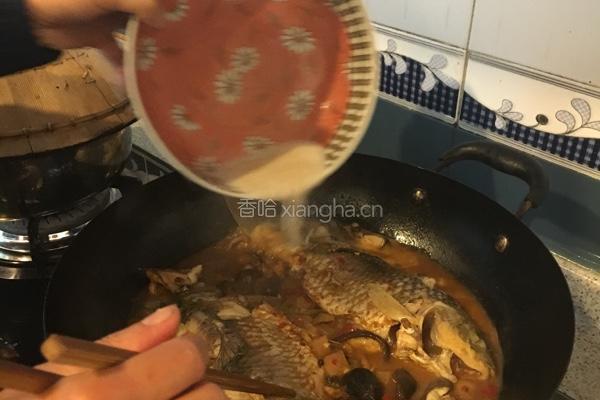 藿香泡菜鯽魚的做法图解6