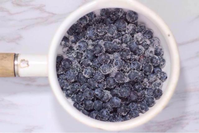 新鲜蓝莓175克加40克细砂糖放入小锅中，使每颗蓝莓均匀裹上砂糖。