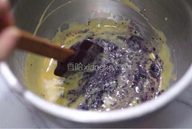 将蛋黄牛奶液与蓝莓酱充分拌匀，成蓝莓蛋乳泥。