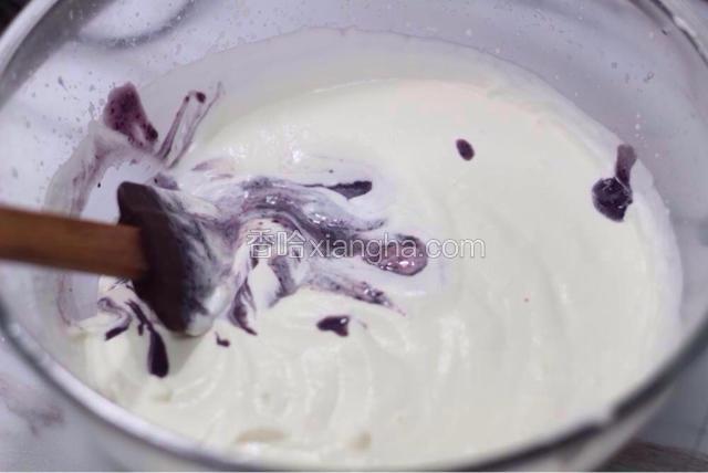 将第9步骤蓝莓蛋乳泥加入淡奶油中搅拌均匀。蓝莓冰淇淋液制作完成。