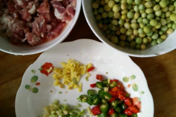 豌豆炒肉丁的做法图解1