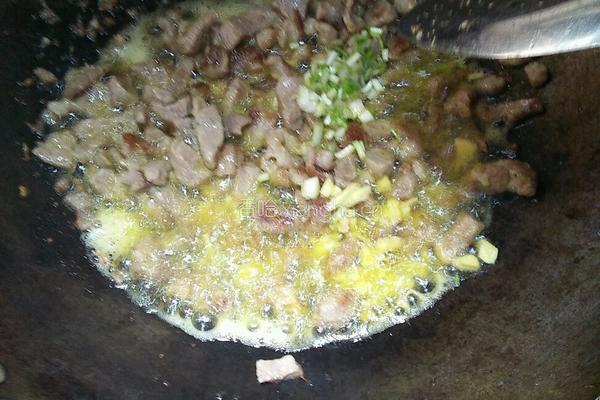 豌豆炒肉丁的做法图解4