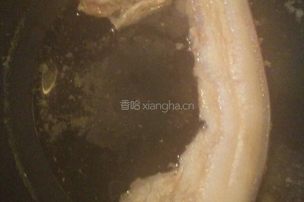 回锅肉 五花肉 蒜苗 郫县豆瓣酱 的做法图解1