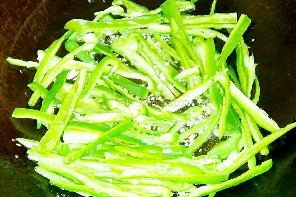 辣椒炒茄丝的做法图解3