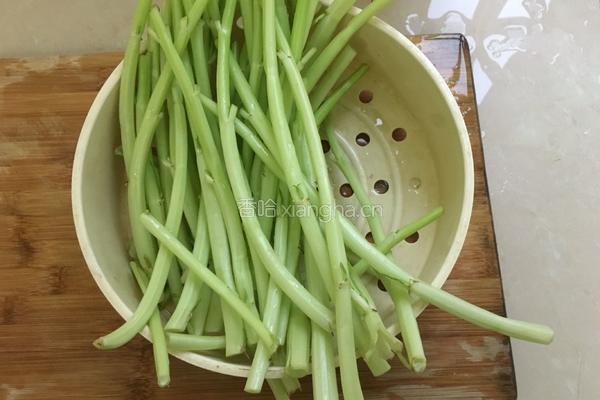 酸辣空心菜梗的做法图解1