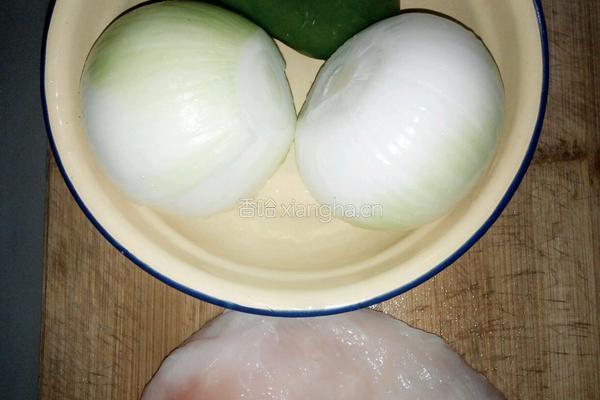 洋葱炒鸡肉的做法图解1
