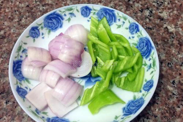 青椒洋葱炒腊肠的做法图解2