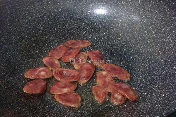 青椒洋葱炒腊肠的做法图解3