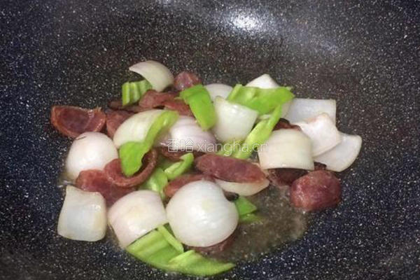 青椒洋葱炒腊肠的做法图解6
