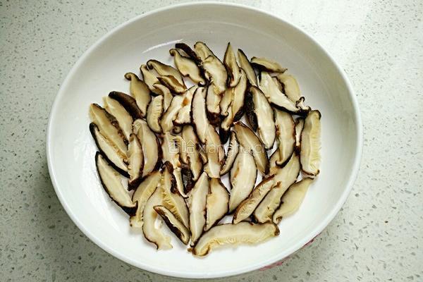 香菇蒸鸡翅的做法图解8