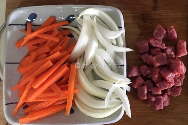 牛肉煲饭的做法图解1
