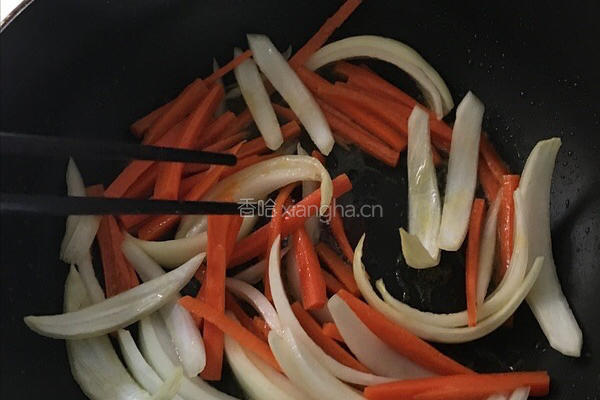 牛肉煲饭的做法图解2