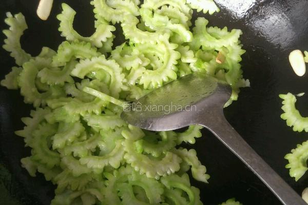 清炒苦瓜的做法图解3