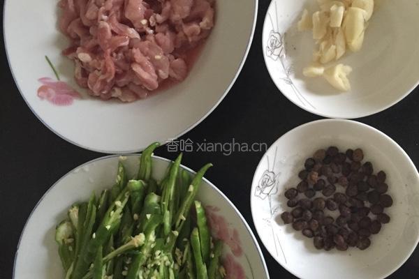 辣椒炒肉的做法图解2