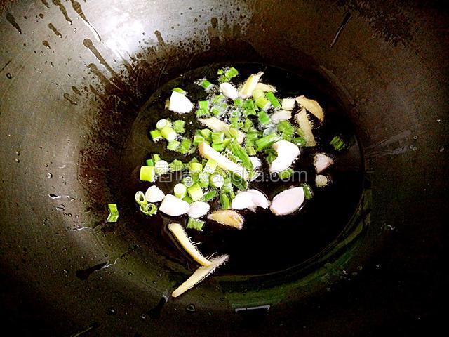 炒锅放油炒香葱姜蒜